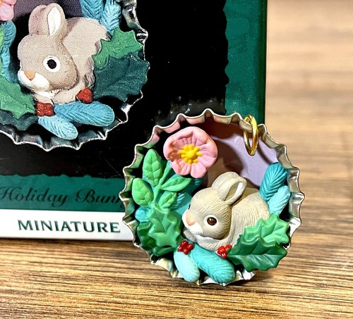 Mini Hallmark Andenken "Holiday Bunny Kaninchen im Flaschenverschluss" | Neu im Karton! (1994) - Bild 1 von 5