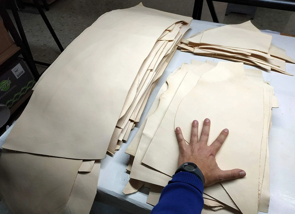 - Veg Tan Leather Pieces 3-4 Sq Feet - 1 LB large pieces and medium scraps | ... - Image 3 of 4