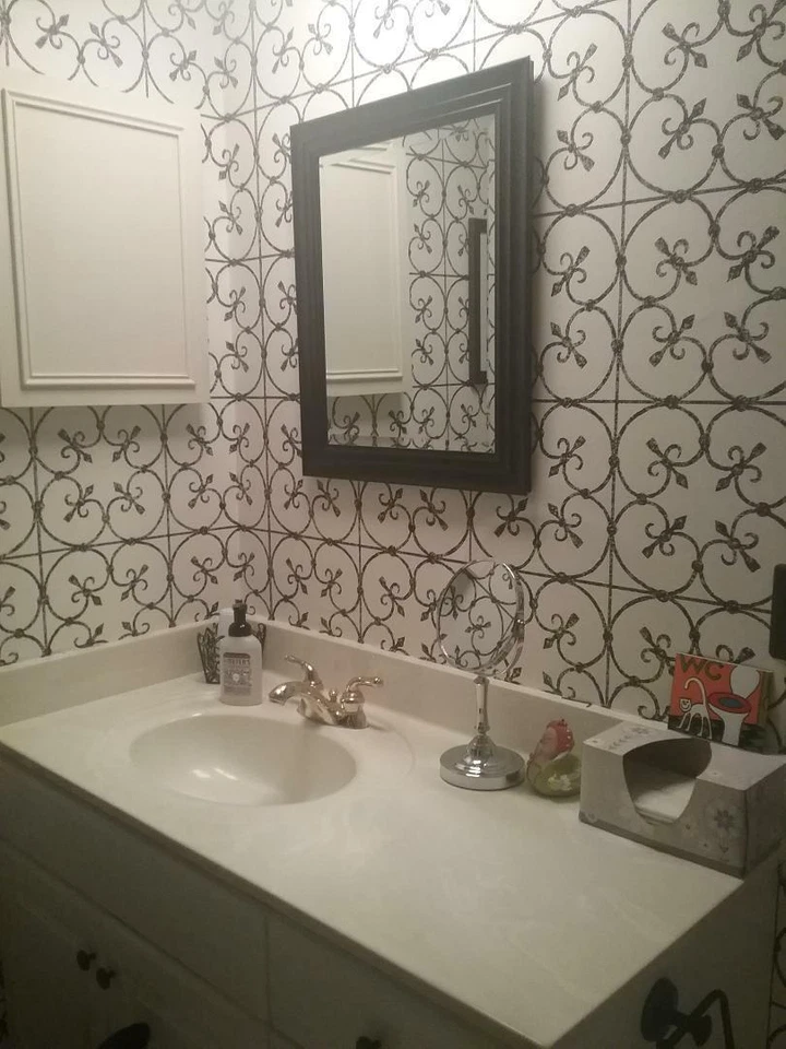 褪色黑色锻铁卷轴工作白色未粘贴壁纸 FD46928 — 第 2/3 张图片