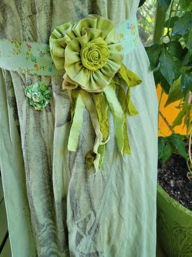 DOWN BY THE 💚 GREEN POND Band Blume Jabot, Halskette, Gürtel - Bild 2 von 16
