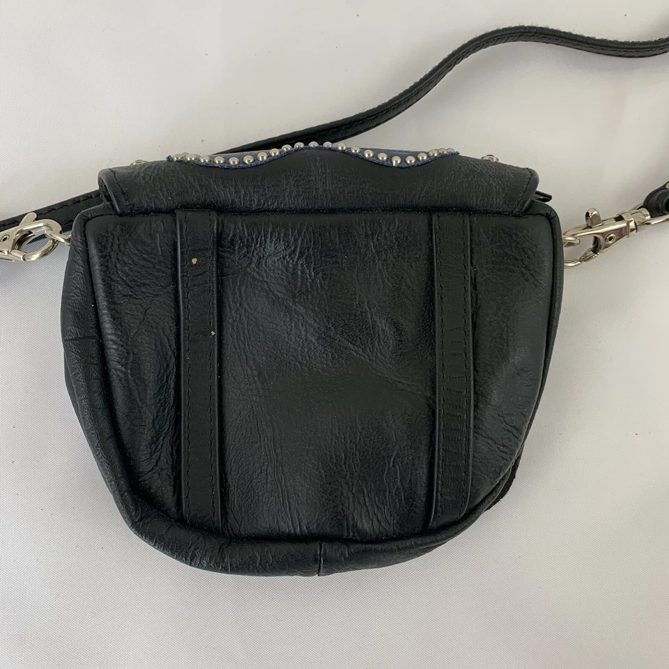 Bandolera convertible con tachuelas de cuero Kippys adornadas con diamantes de imitación Foto 3 de 4