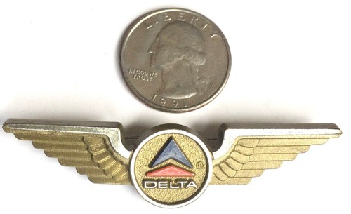 VINTAGE DELTA AIRLINES JUNIOR PILOT GOLDEN WINGS BADGE PINBACK - Imagen 3 de 3