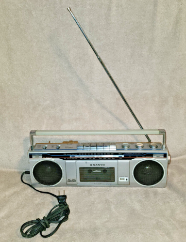 Rare Vintage SANYO M7000 Boombox Radio w/ Cassette! Radio Works / Tape Does not