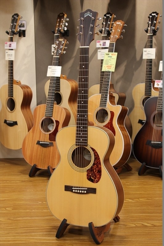 GUILD M-240E NATURAL Guitarra Acústica Con Estuche Blando GUILD GUILD GUILD M-240E NATURAL Guitarra Acústica Con Estuche Blando fae2b3