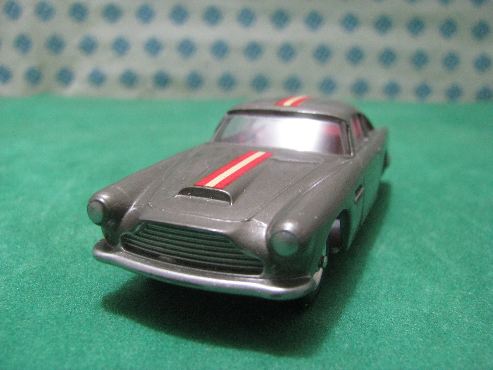 Vintage - ASTON MARTIN DB4 interno red - 1 43 Solido n°111 serie 100 Vintage - ASTON MARTIN DB4 interno red - 1 43 Solido n°111 serie 100