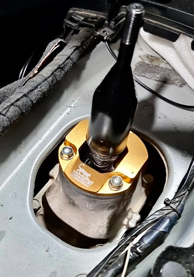 Actualización de palanca de cambios Mazda MX-5 NC Miata - Placa de bloqueo y buje de 6 velocidades Foto 2 de 3