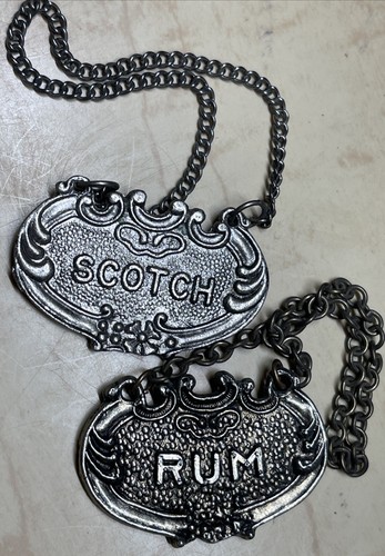 "2 etiquetas de jarra de botella de licor de metal color bronce plateado ron y escocés de colección 1,75""" - Imagen 7 de 7