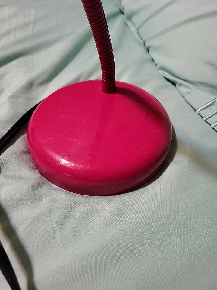 Abajur de mesa de plástico moderno rosa IKEA com cerca de 14 polegadas de comprimento - Imagem 3 de 4