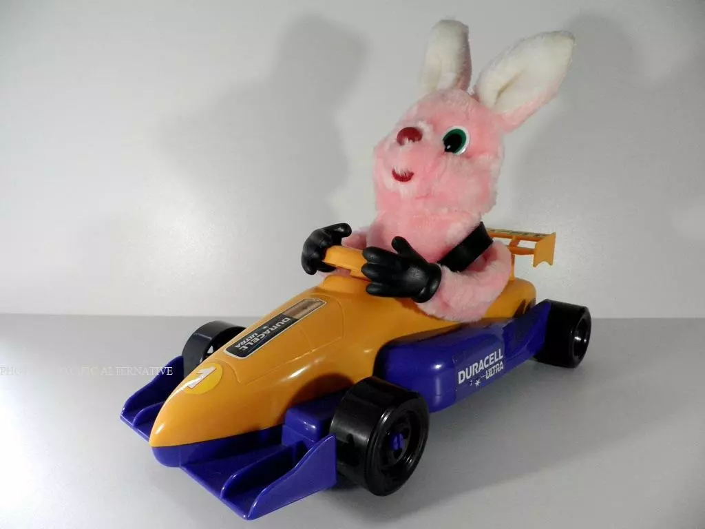 occasion - Voiture lapin DURACELL ultra - 40cm - peluche rose f1