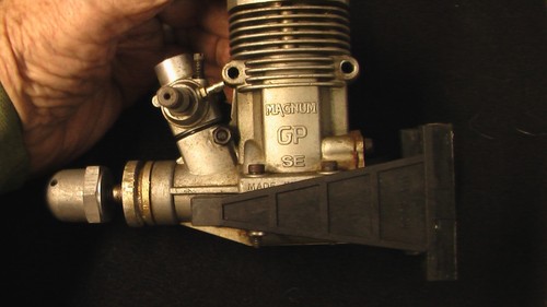 MOTOR AVIÓN MAGNUM GP .65 RC 2 TIEMPOS RESPLANDOR CON SILENCIADOR Y CAJA - Imagen 7 de 11