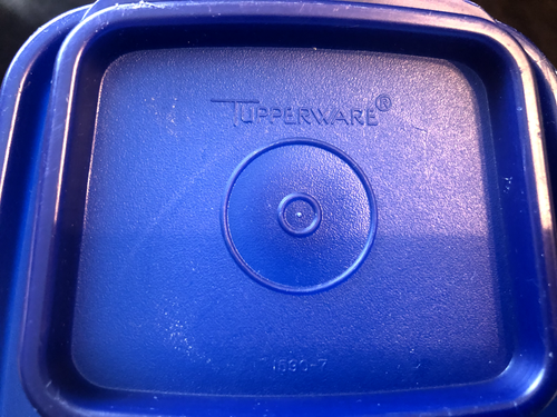 Contenedor de cereales Tupperware vintage #1588B-2 con tapa azul #1590-7, 9,5" de alto - Imagen 4 de 11