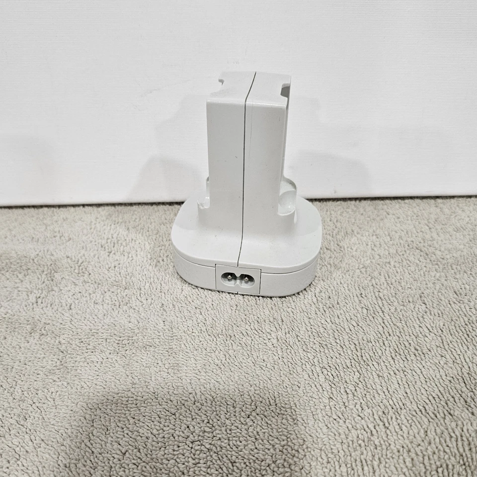Microsoft XBox 360 Quick Charge Kit Battery Charger Dock Station Only White - Image 2 of 3