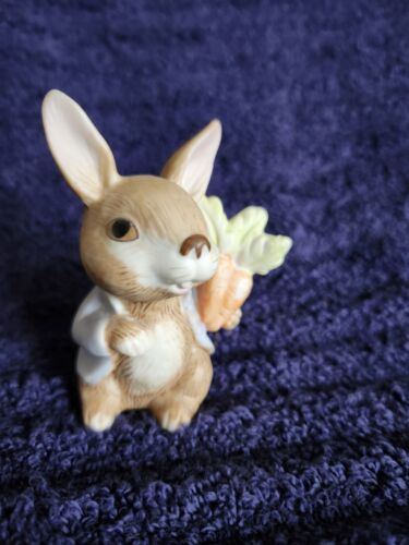 2 Vintage 1980s Homeco BUNNY RABBITS HOLDING CARROTS #1410 figurines set - Picture 2 of 10