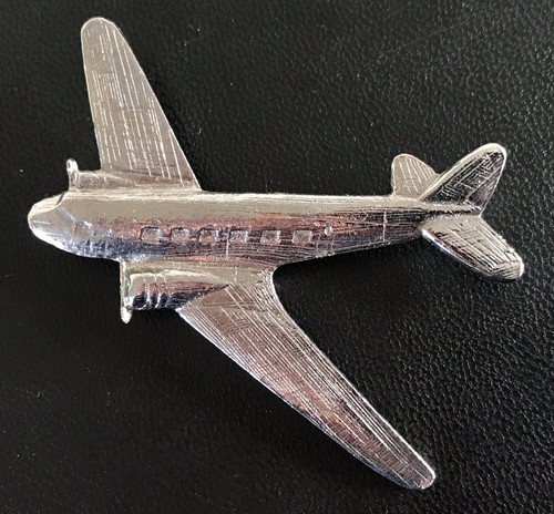 Metall Pin Anstecker Brosche Boeing Flugzeug Airliner Pilot Plane Douglas DC-3.