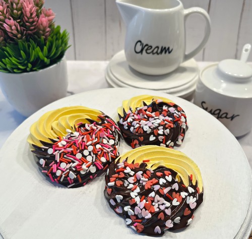DEZICAKES Biscotto Finto Cuori San Valentino Cibo Artificiale Biscotto San Valentino - Foto 3 di 7