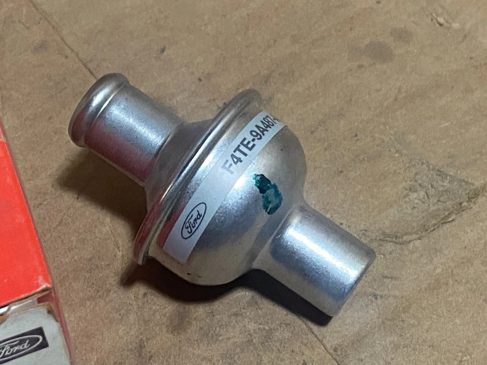 Válvula de retenção de suprimento de ar de escape Ford F4TZ-9A487-A -- 1994-97 F250 F350 -- FABRICANTE DE EQUIPAMENTO ORIGINAL - Imagem 3 de 4