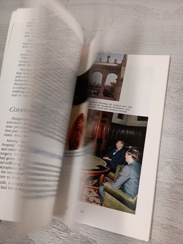 Billy Graham in Budapest 1989 from World Wide Press Paperback - Picture 6 of 8