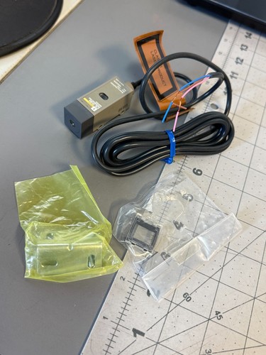 OMRON Lichtschranke E3L-2LB4 IR Sensor Emitter