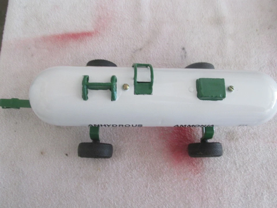 1/16 SCALE  CUSTOM ERTL JOHN DEERE ANHYDROUS AMMONIA TANK - Image 2 of 4
