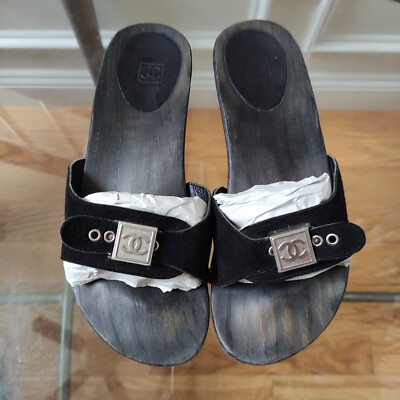 CHANEL ブラックサンダル CHANEL Interlocking CC Logo Suede Slide Wood Clog Mule