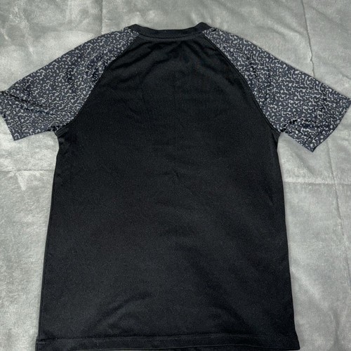 Marvel Avengers Boys short sleeve shirt size medium 8 w/ holographic design - Picture 4 of 6