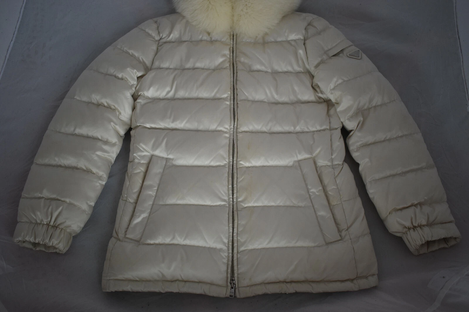 Giacca in pelliccia tinta Prada bianca trapuntata con cerniera e cerniera da donna IT42 UK10