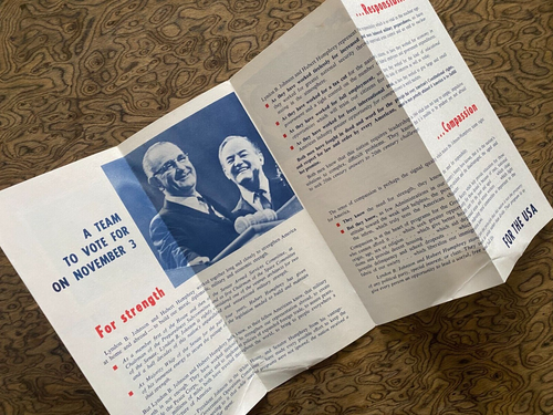 Folleto de campaña Johnson Humphrey para Estados Unidos 1964 8 paneles - Imagen 2 de 3
