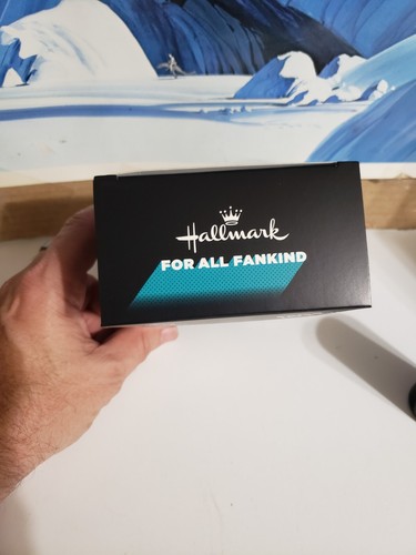 Hallmark Comic Con Pokemon Premier Ball Esclusivo 2024 In Mano Nuovo - Foto 6 di 6