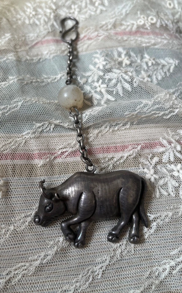 Antiguo adorno chino repujado plata OX ágata cuentas chatelaine prenda Foto 2 de 4