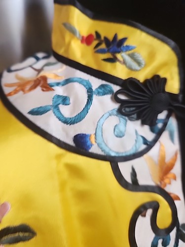 Vintage GOLDEN BEE Silk Kimono Chinese Embroidered Yellow Robe Size MEDIUM - Picture 9 of 19