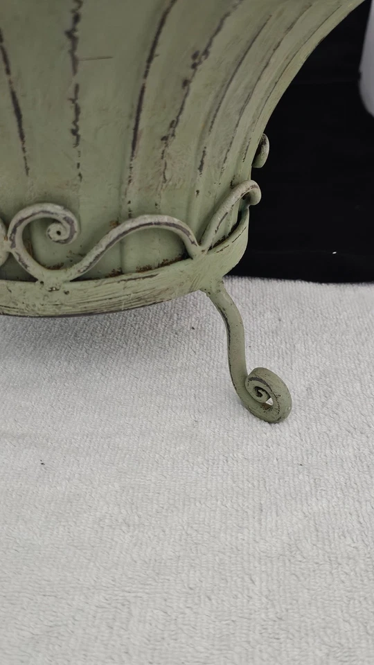 Urna Decorativa Núcleo de Casa de Campo, Metal Verde con Tapa y Soporte - País Francés 16" Foto 3 de 4