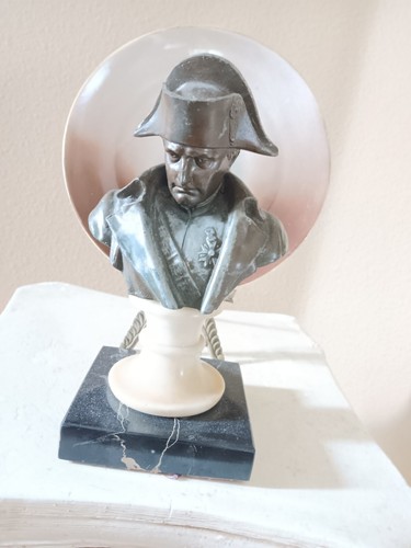 ANTIKE NAPOLEON BONAPARTE BÜSTE TOPF METALL BRONZEFARBEN UND PORZELLANTELLER SCHÖN.