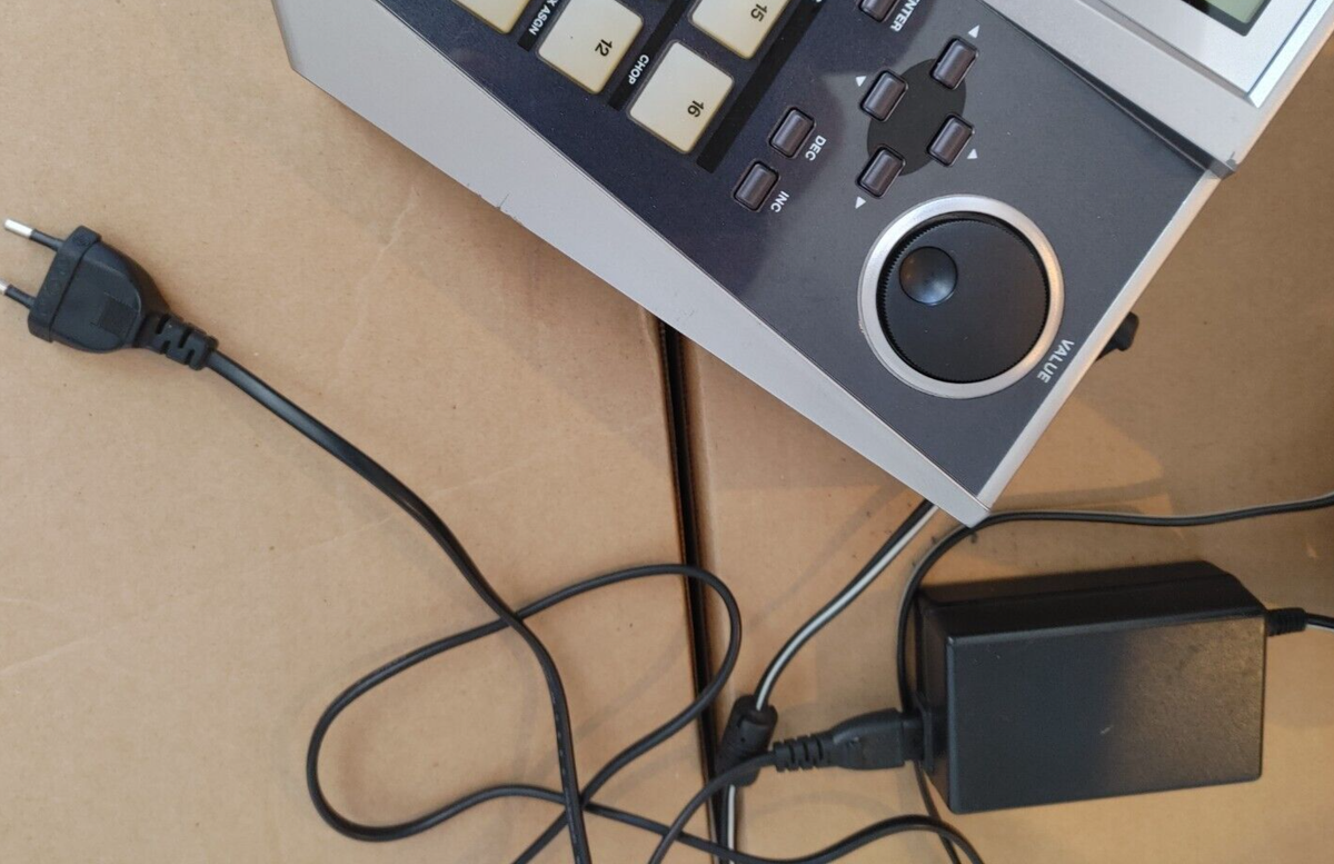 Roland SP-606 Sampling Workstation Groove/ Production