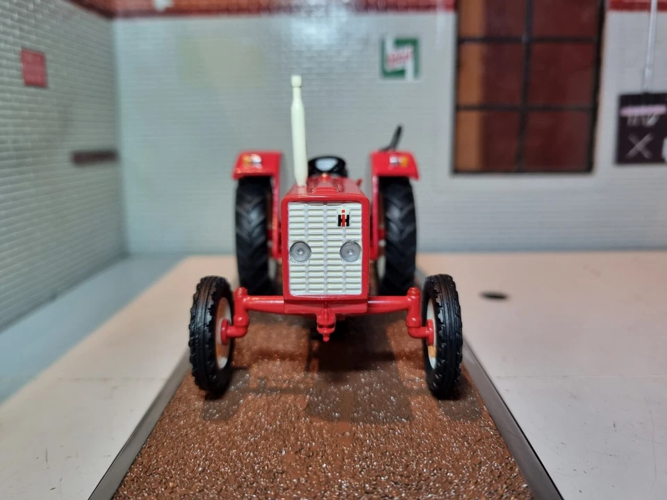 1:32 International Harvester McCormick IHC 624 Tractor 1970 Red Diecast Scale - Image 4 of 4