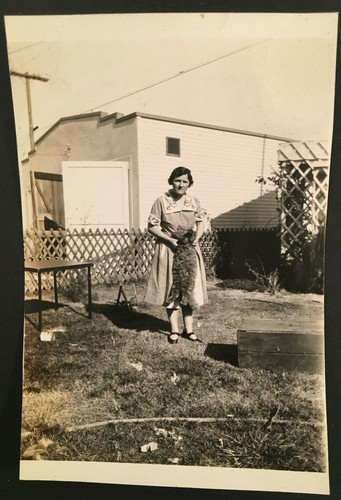 Vintage Foto Schnappschuss gemeine Dame hält riesige süße flauschige pelzige Katze #3560 - Bild 1 von 2