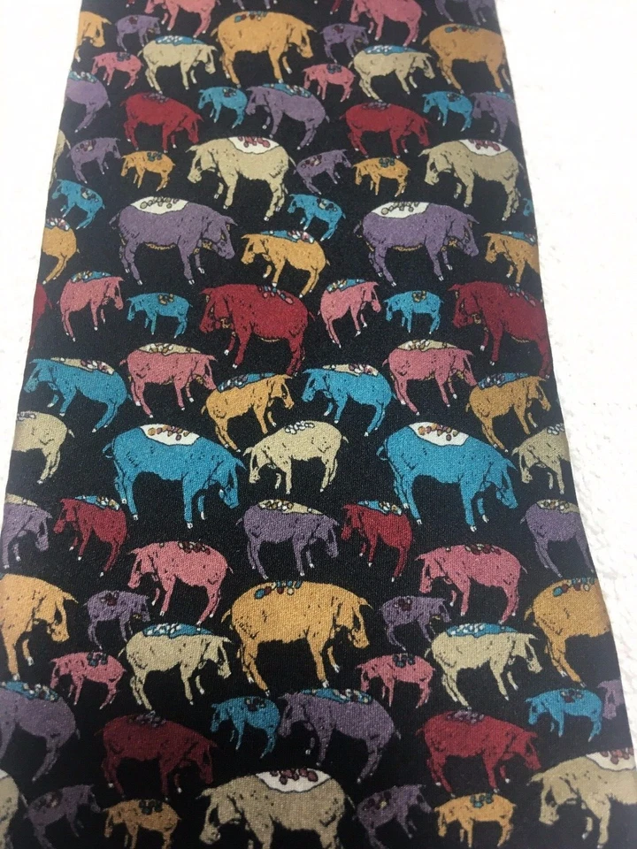 ARTEFATOS DE MUSEU GRAVATA MASCULINA PRETA COM PORCOS COLORIDOS 3,75 X 62 EXTRA LONGA - Imagem 3 de 4