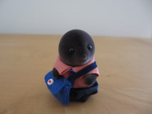 Sylvanian Families Baby Maulwurf Baby mit Postuniform Calico Critters limitiert - Bild 5 von 20