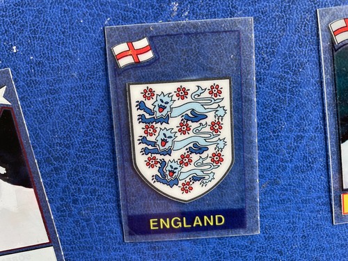 PANINI FIGURINA FOOTBALL SUPERSTARS 1984  ENGLAND SCUDETTO - Imagen 1 de 2