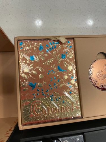 Caja de Coleccionista de Cartas de Otoño Entwined Vol.2 + Edición Noir + 4 Barajas - Imagen 13 de 13