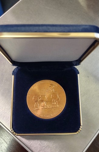 US Mint Medal Coin: Charles M. Schulz Commemorative w/ Case Peanuts Snoopy - Picture 3 of 6