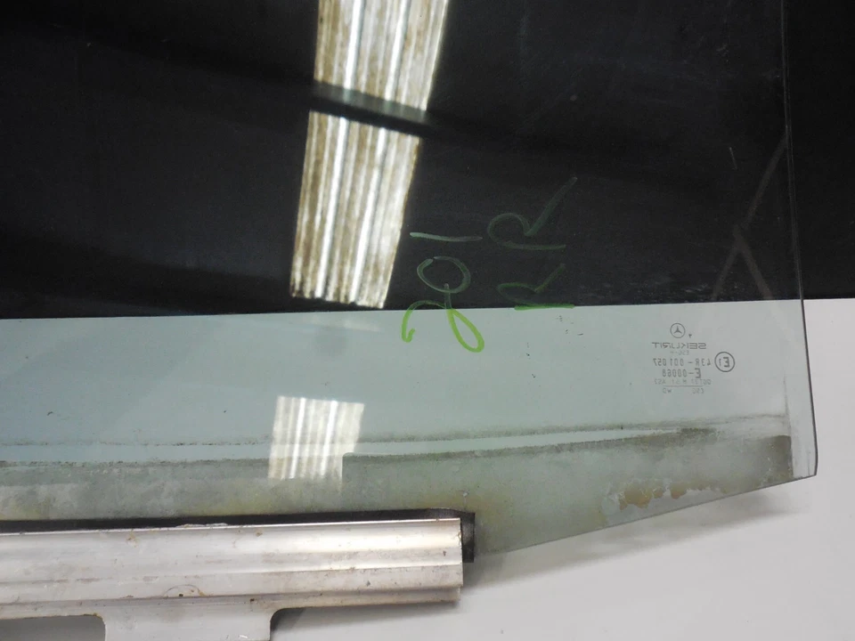 Janela de vidro traseira direita transparente 43R-001057 1984-93 Mercedes W201 190D 190E - Imagem 2 de 4