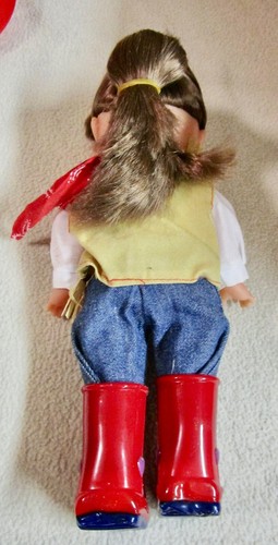 Magic Moments Doll, Hat, Saddle, brush, pail, apple, carrot, trophy. (C) - Picture 3 of 8