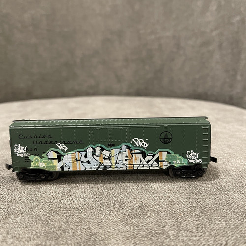 MAISTO EMAILLIERTES GRAFFITI DRUCKGUSS GRÜN B & O BOX CAR, KÜNSTLER "CYCLE" - Bild 3 von 8