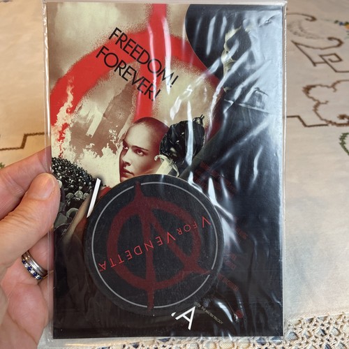 V for Vendetta: 2-Disc Collector's Edition (DVD) Complete w/ Mask & Cards - Picture 13 of 14