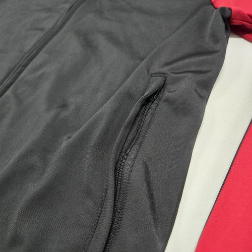 NUEVO CON ETIQUETAS Para Hombres PEQUEÑA Chaqueta Adidas Esencial 3 Rayas Calentamiento Pista Rojo Negro Cremallera Completa - Imagen 3 de 11