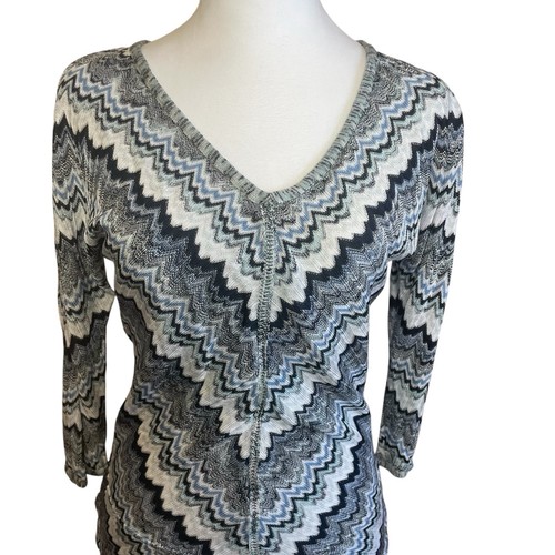 White House Black Market Pullover klein blau grau weiß Chevron V-Ausschnitt Büro gebraucht, in einwandfreiem Zustand - Bild 3 von 12