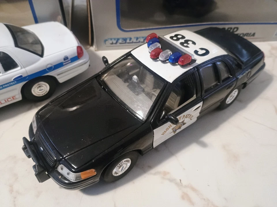 Welly Ford Crown Victoria 1999 Police,  scala 1:24, Illinois e California. - Immagine 2 di 4