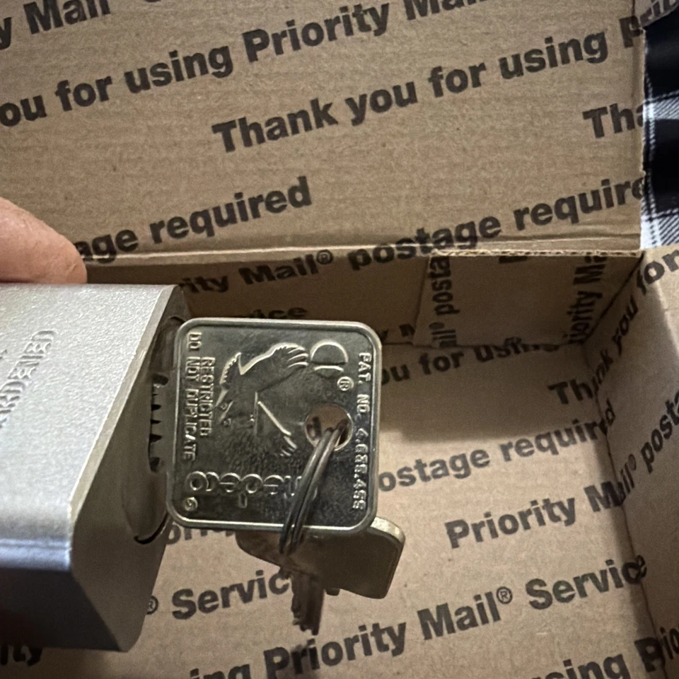 Medeco Padlock 25-2 Two Keys Almost Brand New - Image 4 of 4