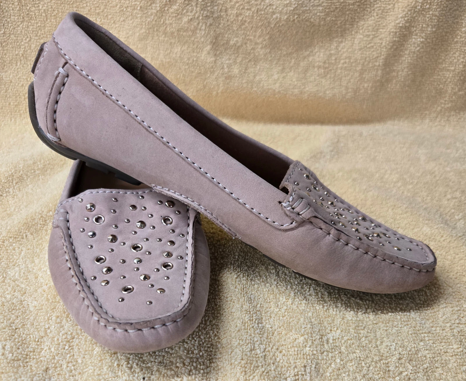 Mocassino scarpe da guida CLARKS in pelle scamosciata marrone con borchie