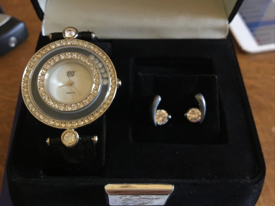 Reloj y Pendientes Elizabeth Taylor Votre Cadeau Diamantes Blancos Necesita Batería Foto 4 de 4